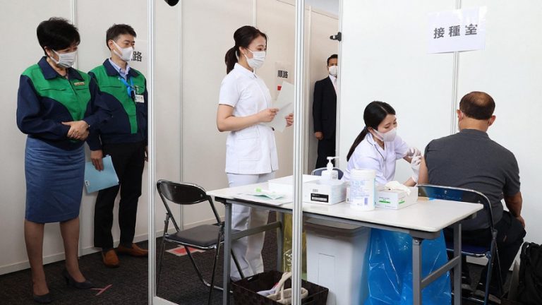 Intentarán desarrollar una vacuna contra el coronavirus que dure toda la vida