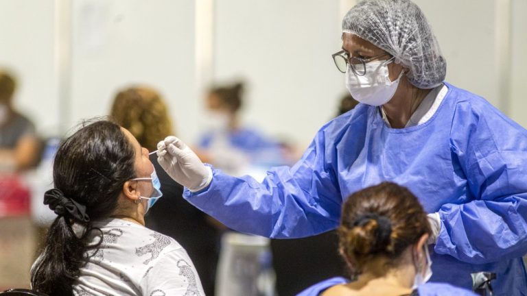 Aseguran que la tercera ola de contagios disminuirá durante el mes de marzo