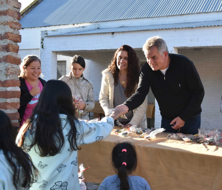 El Municipio hizo entrega de chocolates en la Sociedad de Fomento de Grunbein