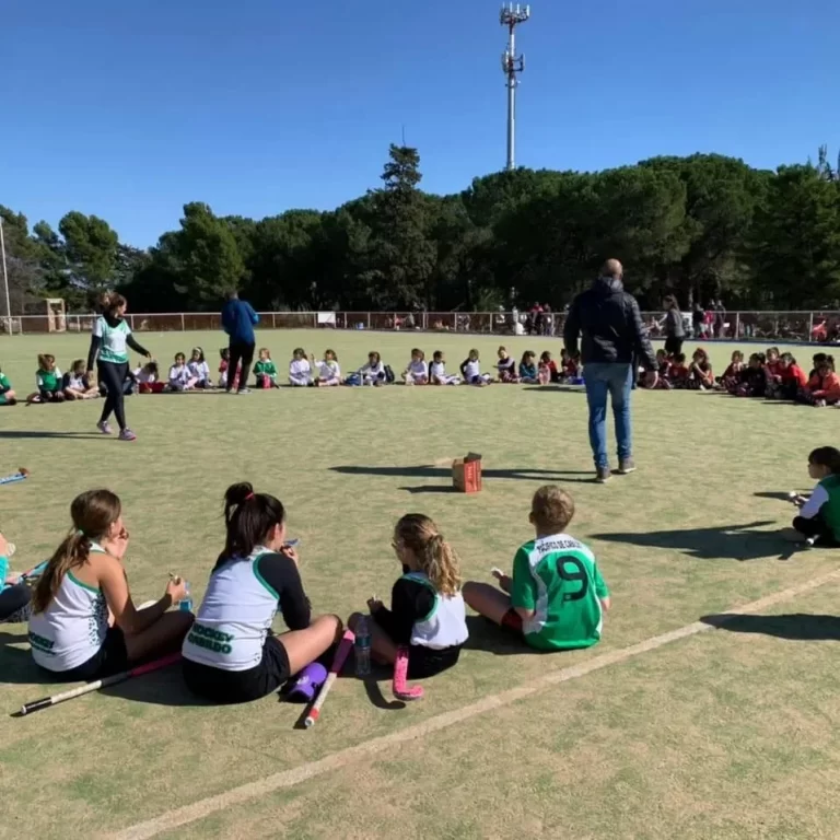Las imágenes del primer encuentro de hockey social en Bahía
