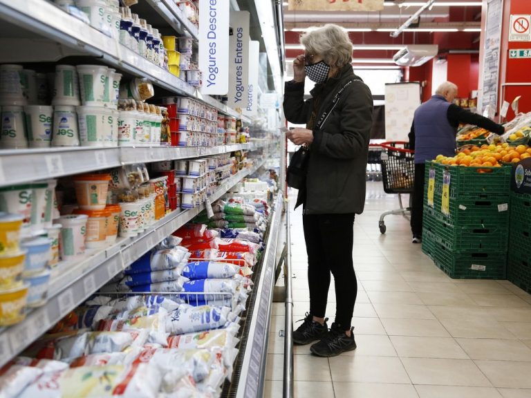 Una familia tipo necesitó $99.676 para superar la pobreza en mayo