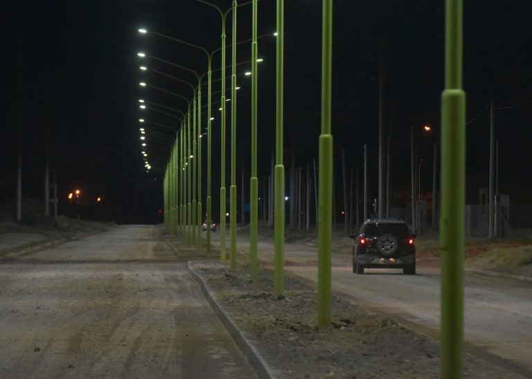 El intendente Gay inauguró nueva iluminación LED y obra de cordón cuneta en acceso a Los Chañares