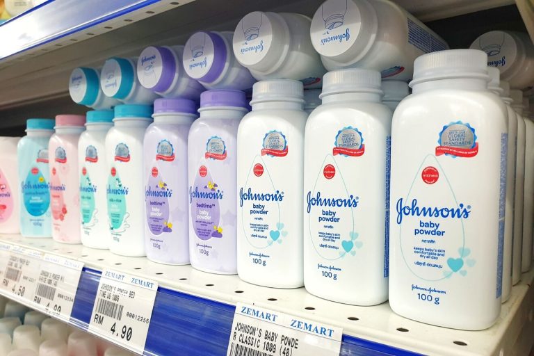 Suspenden un clásico talco para bebés en todo el mundo por contener asbesto