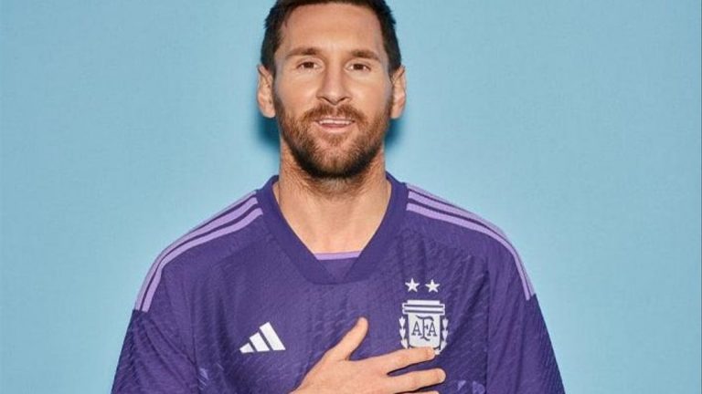 Oficializaron la nueva remera suplente de la Selección argentina para Qatar 2022