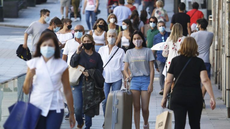 Reportaron 1.329 contagios de coronavirus, un 36% menos que la semana pasada