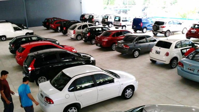 La venta de autos usados cayó casi 14% en octubre