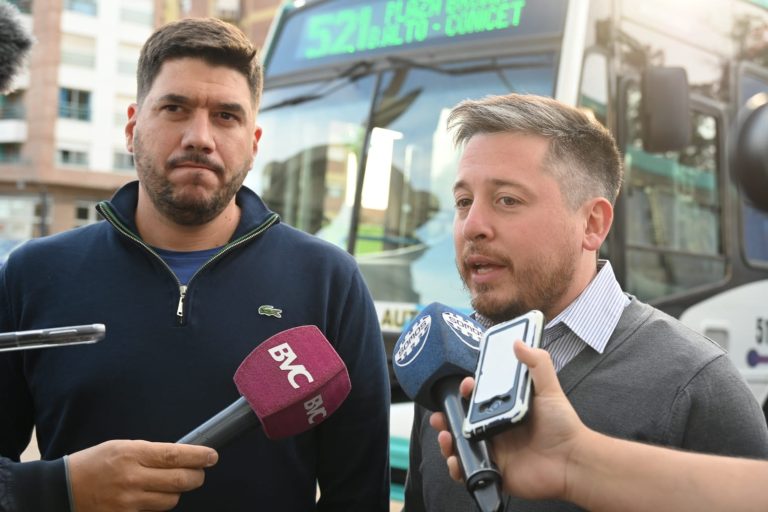 Se presentaron las nuevas unidades de la línea 521 de Bahía Transporte SAPEM