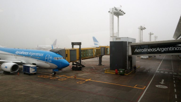 El aeropuerto de Ezeiza estuvo bajo alerta roja por actividad eléctrica y hubo vuelos demorados
